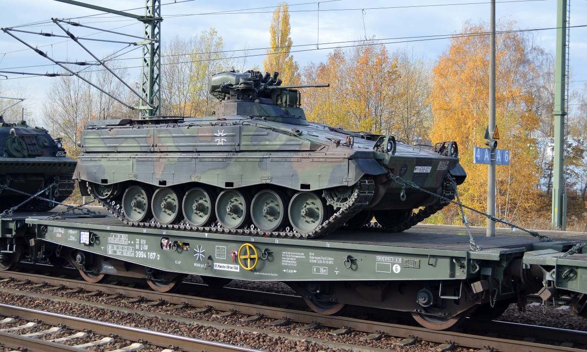 Drehgestell-Flachwagen der Bundeswehr beladen mit einem Schützenpanzer Typ Marder  am 05.11.15 in einem Militärtransportzug Bhf. Flughafen Berlin-Schönefeld.