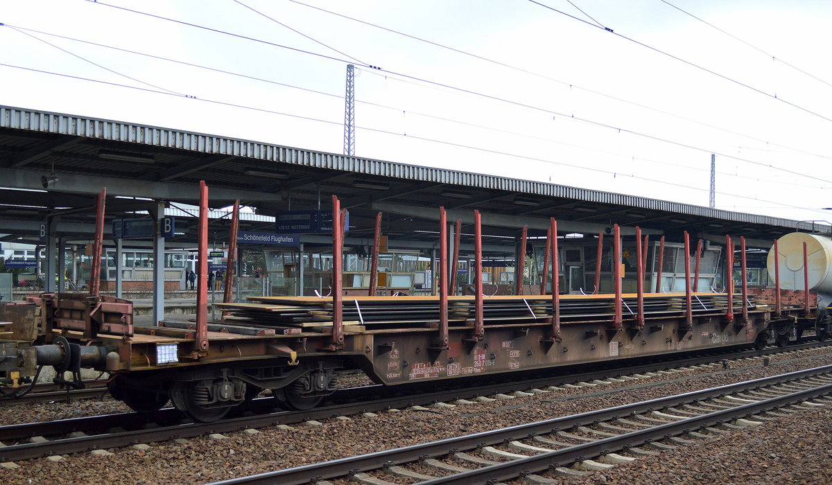 Drehgestell-Flachwagen der DB beladen mit Stahlplatten mit der Nr. 81 80 D-DB 350 7 015-5 Rbns 641 am 14.04.16 Bf. Flughafen Berlin-Schönefeld.