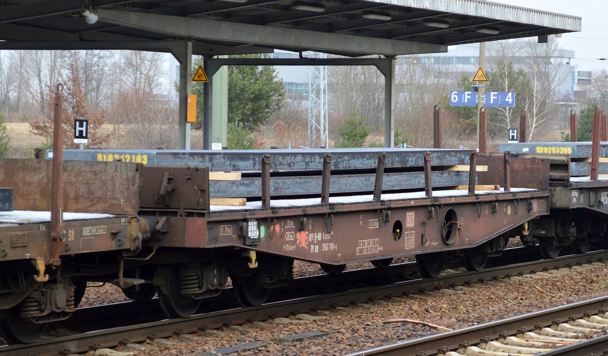 Drehgestell-Flachwagen der DB mit der Nr. 31 RIV 80 D-DB 3963 788-5 Rmms 662 beladen mit Stahlbrammen am 02.02.15 Bhf. Flughafen Berlin-Schönefeld.