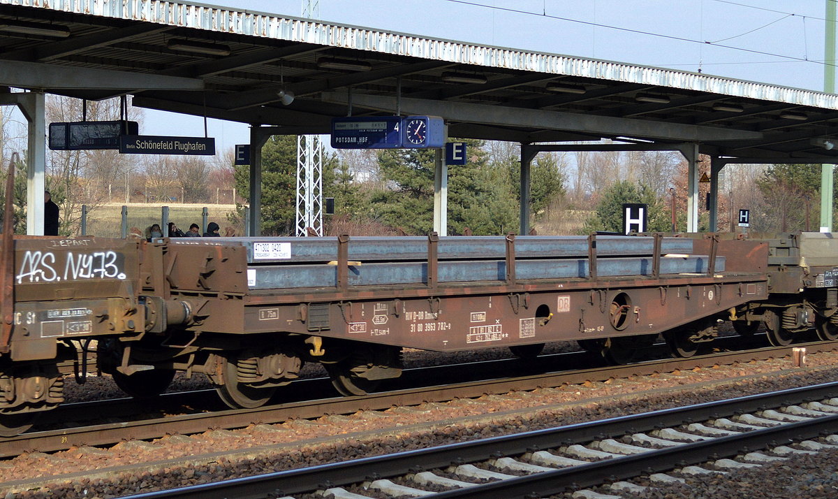 Drehgestell-Flachwagen der DB vom Typ Rmms 622 gebaut bei der tschechischen Fa. Poprad mit der Nr. 31 RIV 80 D-DB 3963 782-9 Rmms 662 beladen mit Stahlbrammen am 09.02.17 Bf. Flughafen Berlin-Schönefeld.