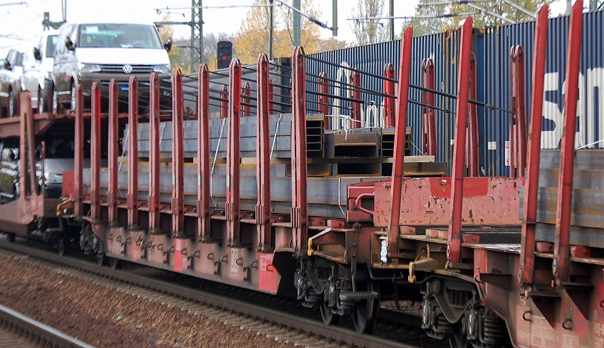 Drehgestell-Flachwagen mit Doppelrungen und Niederbindeeinrichtung der DB wahrscheinlich vom Typ Rbns 646 bzw. Snps 719 beladen mit Stahltr�gern am 16.10.13 Bhf. Flughafen Berlin-Sch�nefeld.