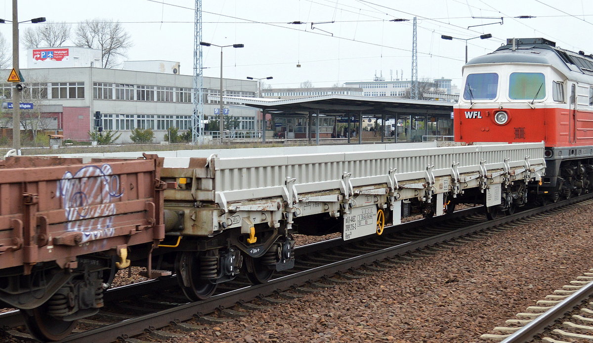 Drehgestell-Flachwagen mit der Nr. 31 RIV 80 D-AAEC 3989 215-3 Rens20 am 12.04.16 Bf. Flughafen Berlin-Schönefeld.