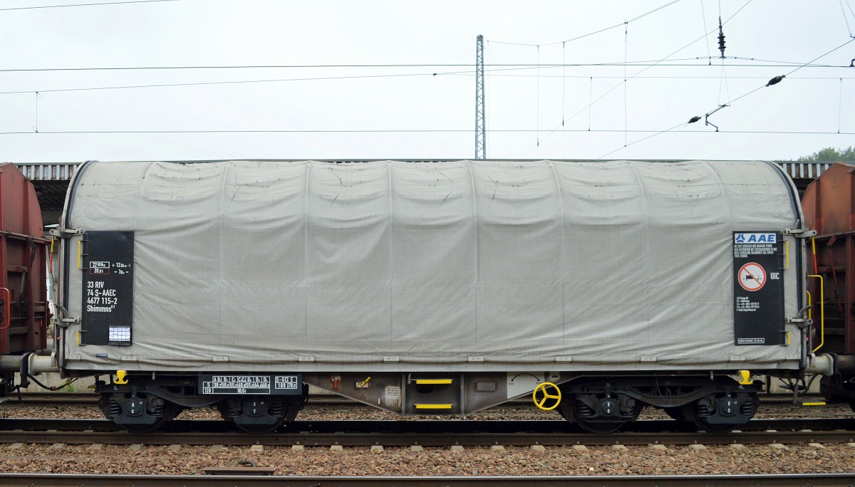 Drehgestell-Flachwagen mit Schiebeplane vom Einsteller AAE mit schwedischer Zulassung mit der Nr. 33 RIV 74 S-AAEC 4677 115-2 Shimmns 63 am 07.10.15 im Bhf. Flughafen Berlin Schönefeld in einem gemischten Güterzug.
