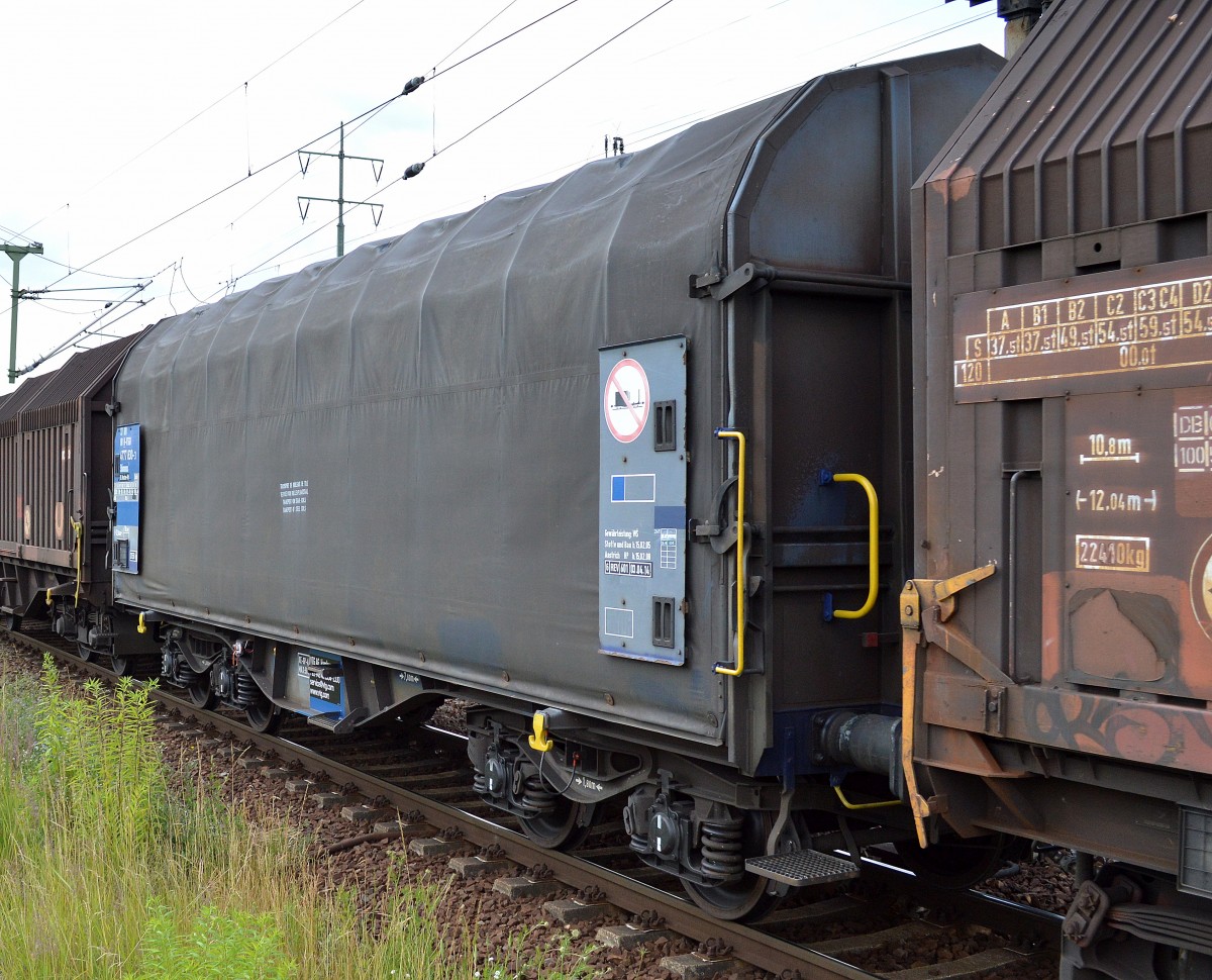 Drehgestell-Flachwagen mit Schiebeplane f�r den Coiltransport vom Einsteller VTG in Hamburg mit der Nr. 37 RIV 80 D-VTGD 4777 830-3 Shimmns 2 Bf.: Maschen-Rbf. am 26.06.14 Bhf. Flughafen Berlin-Sch�nefeld.