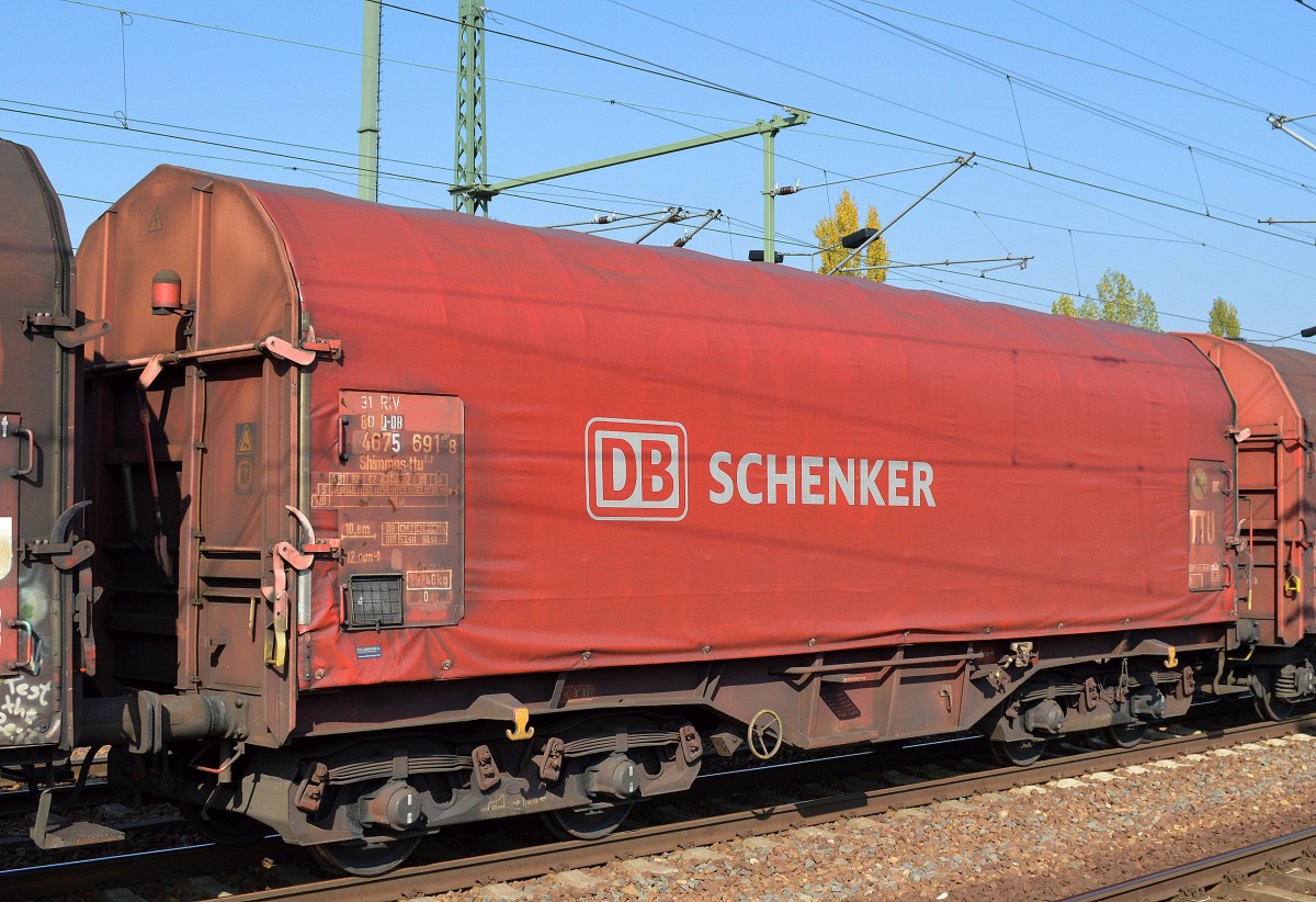 Drehgestell-Flachwagen mit Schiebeplane für Coiltransporte der DB mal ohne Schmierereien mit der Nr. 31 RIV 80 D-DB 4675 691-8 Shimmns-ttu 722 am 05.10.15 Bhf. Flughafen Berlin-Schönefeld.