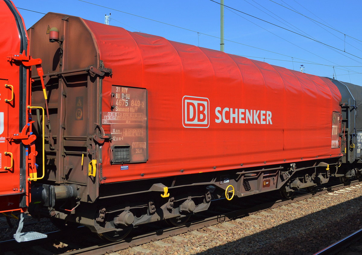 Drehgestell-Flachwagen mit Schiebeplane mit frischer Schiebeplane für Coil-Transporte mit der Nr. 31 RIV 80 D-DB 4675 849-2 Shimmns-ttu 722 am 08.09.16 Bf. Flughafen Berlin-Schönefeld.