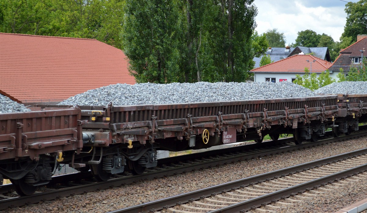 Drehgestell-Flachwagen mit Seitenborden mit Schotterbladung mit der Nr. 37 RIV 80 D-AAEC 3989 053-8 Rens2 am 24.06.14 Berlin-Karow.