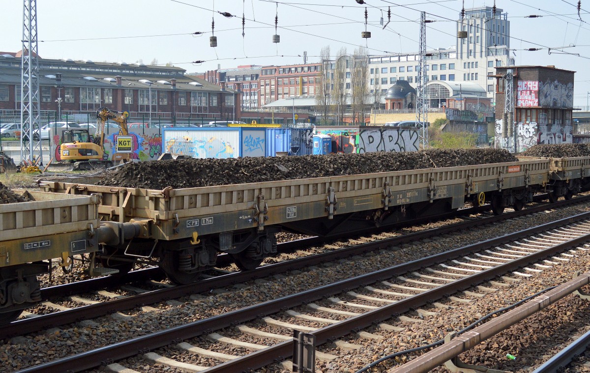 Drehgestell-Flachwagen mit Seitzenborden vom Einsteller HVLE mit der Nr. 37 RIV 80 D-HVLE 3997 011-6 Res im Gleisbau eingesetzt H�he Berlin Warschauer Str. am 03.04.14 mit Altschotter beladen.