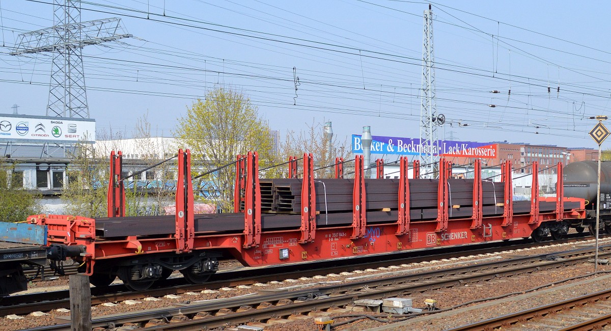 Drehgestell-Flachwagen mit starken Rungen und Niederbindeinrichtung mit Stahlspundlatten beladen der DB mit der Nr. 81 80 D-DB 3507 843-0 Rbns 646.1 am 03.04.14 Berlin-Springpfuhl