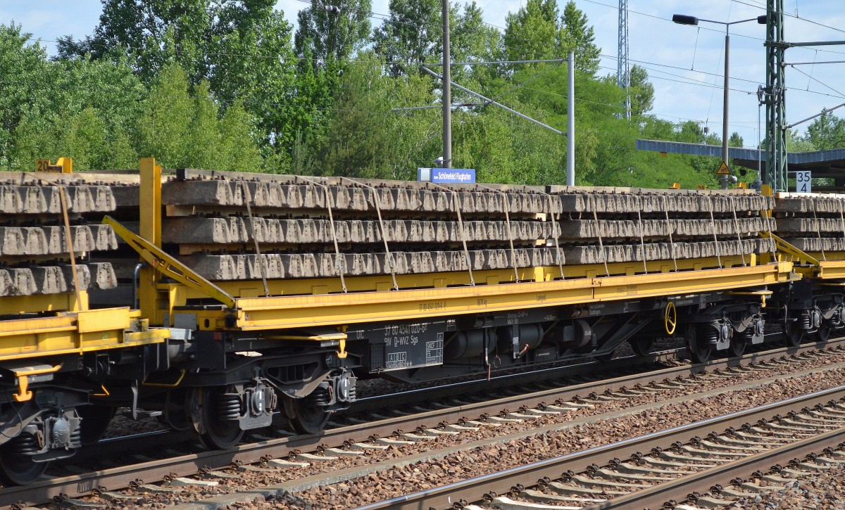Drehgestell-Flachwagen (Oberbaustoffwagen) vom Einsteller Waggon24 GmbH mit der Nr.37 RIV 80 D-WVZ 4541 020-6(P) Sgs beladen mit Gleisbetonbohlen am 30.06.15 Bhf. Flughafen Berlin-Schönefeld. 