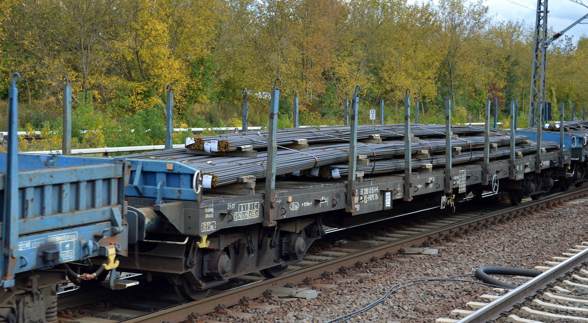 Drehgestell-Flachwagen der PKP Cargo beladen mit Stahlstangen mit der Nr. 31 RIV MC 51 PL-PKPC 3908 954-6 Rs 3151 am 10.10.16 Berlin-Hohenschönhausen.