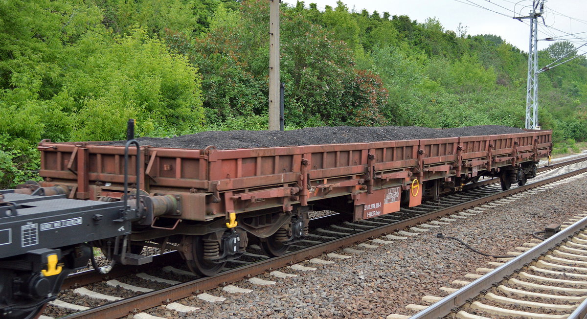 Drehgestell-Flachwagen von PRESS mit der Nr. 33 80 D-PRESS 3998 006-9 Res-y mit Schotter? beladen am 24.05.16 Berlin-Hohenschönhausen.