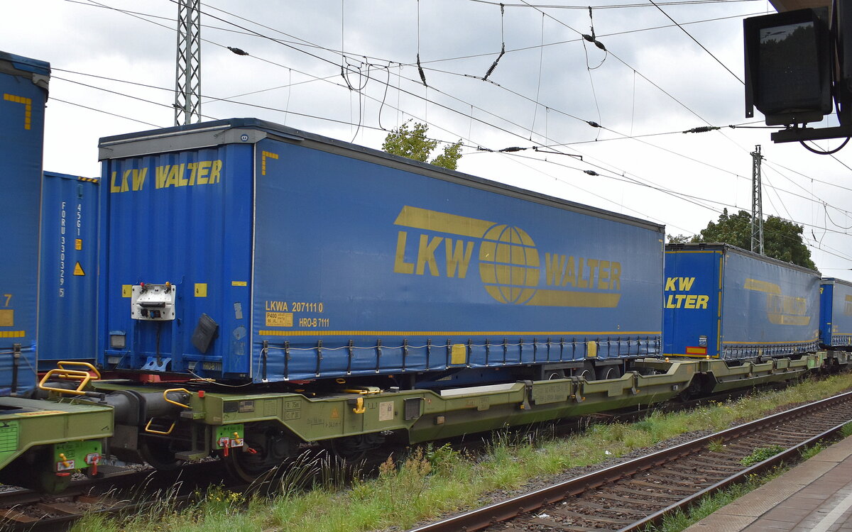 Drehgestell-Gelenktaschenwagen vom Einsteller CFL Cargo S. A. mit der Nr. 37 TEN 82 L-CFLCA 4992 125-6 Sdggmrss (GE) in einem KLV-Zug am 11.09.25 Höhe Bahnhof Magdeburg-Neustadt.