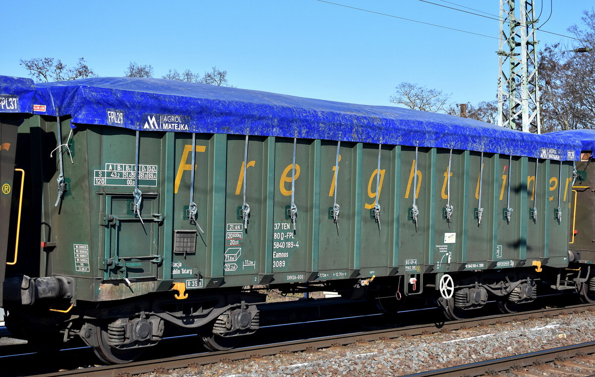 Drehgestell-Hochbordwagen vom polnischen Einsteller Freightliner PL Sp. z oo  mit der Nr. 37 TEN 80 D-FPL 5840 189-4 Eamnos mit Folie der polnischen Fa. Agrol MATEJKA abgedeckt zum Schutz des Getreides in einem Ganzzug am 18.02.25 Höhe Bahnhof Magdeburg-Neustadt.