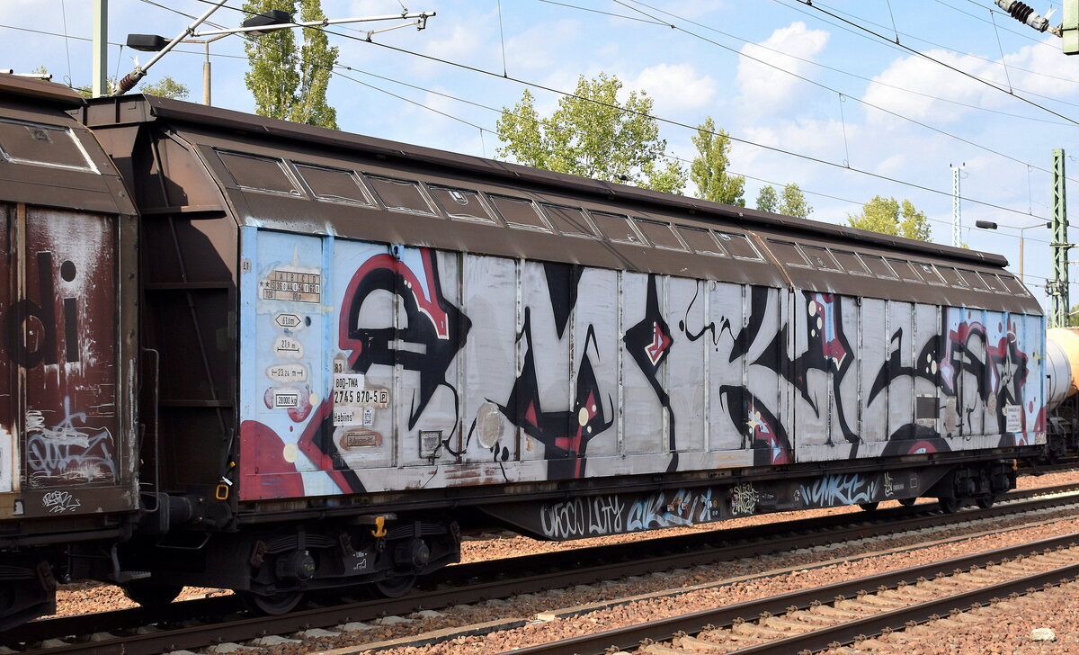 Drehgestell-Schiebewandwagen vom Einsteller Transwaggon GmbH mit der Nr. 83 80 D-TWA 2745 870-5 Habiins 85 (P) in einem Ganzzug am 27.08.25 Höhe Bahnhof Schönefeld b. Berlin.