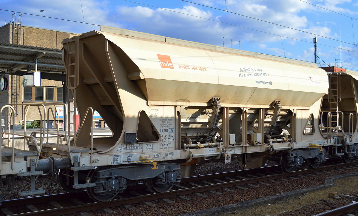 Drehgestell-Schüttgutwagen mit dosierbarer Schwerkraftentladung von hvle mit tschechischer Registrierung mit der Nr. 83 TEN 54 CZ-HVLE 6985 031-6 Faccns 442.0 HEIMATBAHNHOF: WUSTERMARK am 17.07.17 Bf. Berlin-Lichtenberg. 