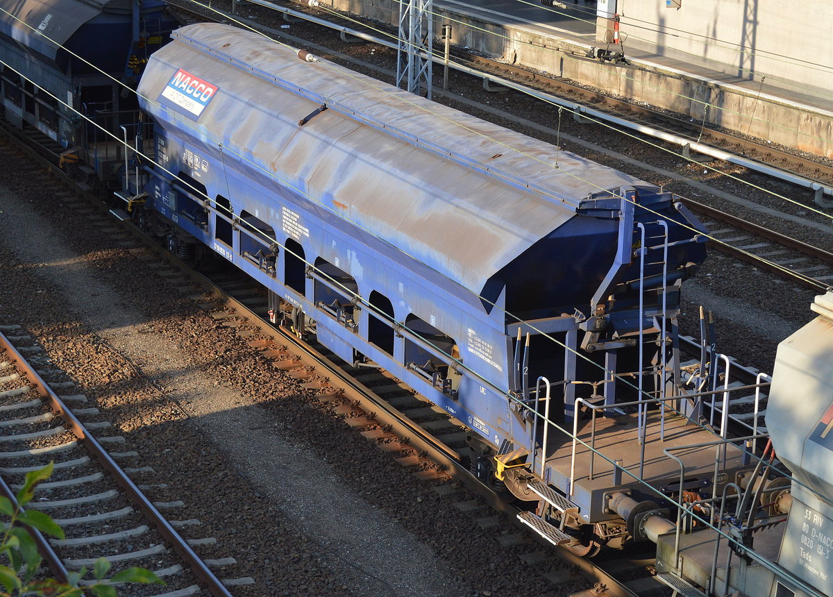 Drehgestell-Schüttgutwagen mit Schwenkdach und dosierbarer Schwerkraftentladung vom Einsteller NACCO Für die Fa.YARA International in Poppendorf bei Rostock mit der Nr. 37 RIV 80 D-NACCO 0820 117-0 Tads zum Transport von Düngemitteln am 26.09.16 Berlin-Springpfuhl.