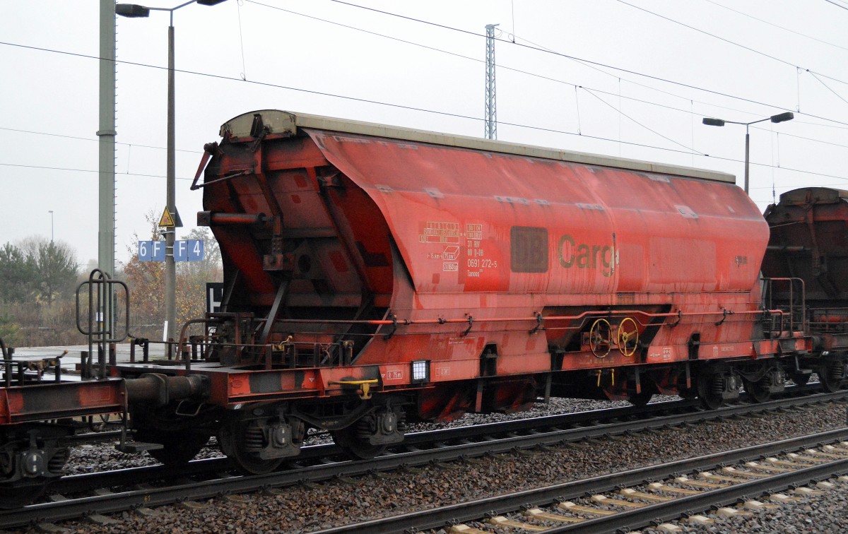 Drehgestell-Schüttgutwagen mit Schwenkdach für den Kalitransport der Db mit der Nr. 31 RIV 80 D-DB 0691 272-5 Tanoos 896 am 19.11.14 Bhf. Flughafen Berlin-Schönefeld.