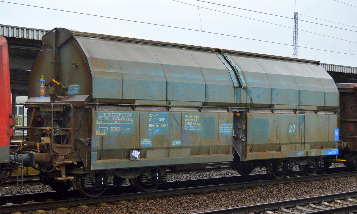 Drehgestell-Selbstentladewagen mit Schwenkdach vom Einsteller On Rail GmbH mit der Nr. 33 RIV 80 D-ORME 0665 046-3 Talns 169 am 22.02.17 Bf. Flughafen Berlin-Schönefeld.