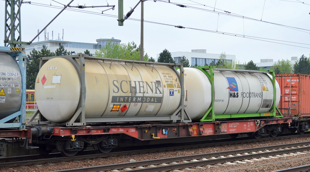 Drehgestell-Taschenwagen der DB beladen mit zwei Kesselcontainern mit der Nr. 31 RIV 80 D-DB 4512 078-5 Sdgmns 743 am 24.04.14 Bhf. Flughafen Berlin-Sch�nefeld.