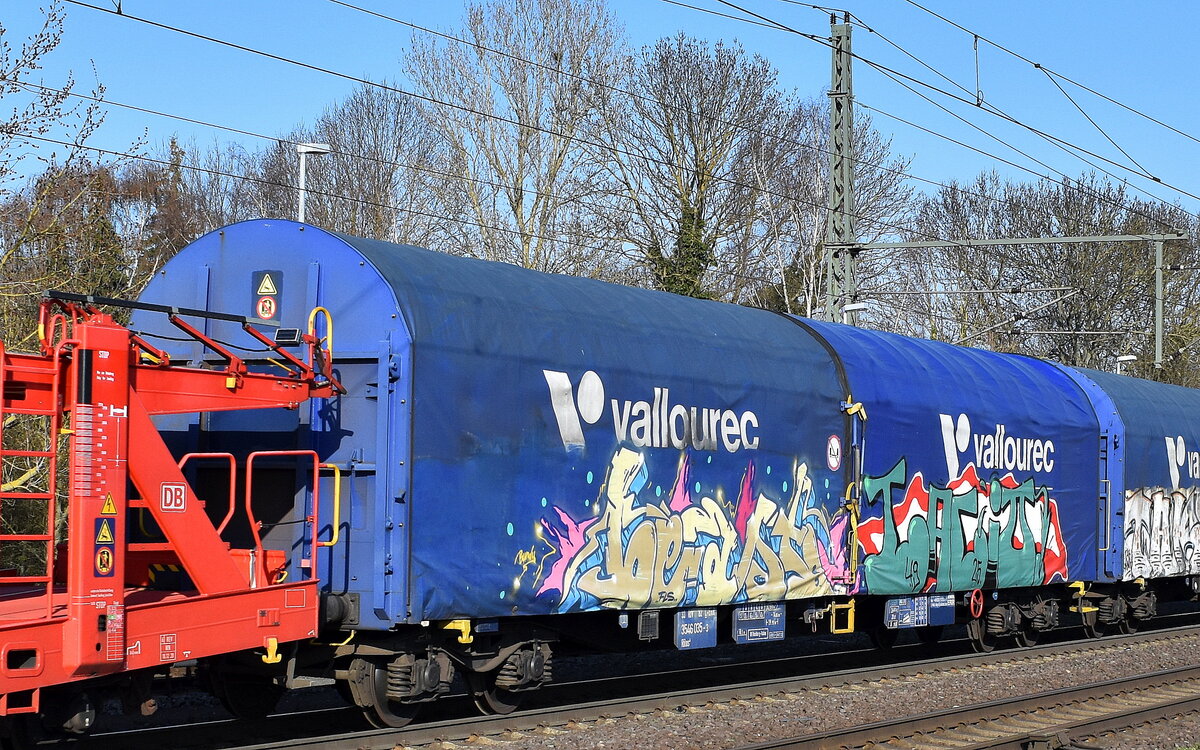 Drehgestellflachwagen mit vier Radsätzen, verschiebbarem Planenverdeck vom Einsteller European Rail Rent GmbH mit Registrierung in Luxemburg mit der Nr. 33 RIV 3546 035-3 Rilns4 für die Firma siehe Logo Vallourec S.A. (leider meist stark besprüht) in einem gemischten Güterzug am 27.03.25 Höhe Bahnhof Niederndodeleben.