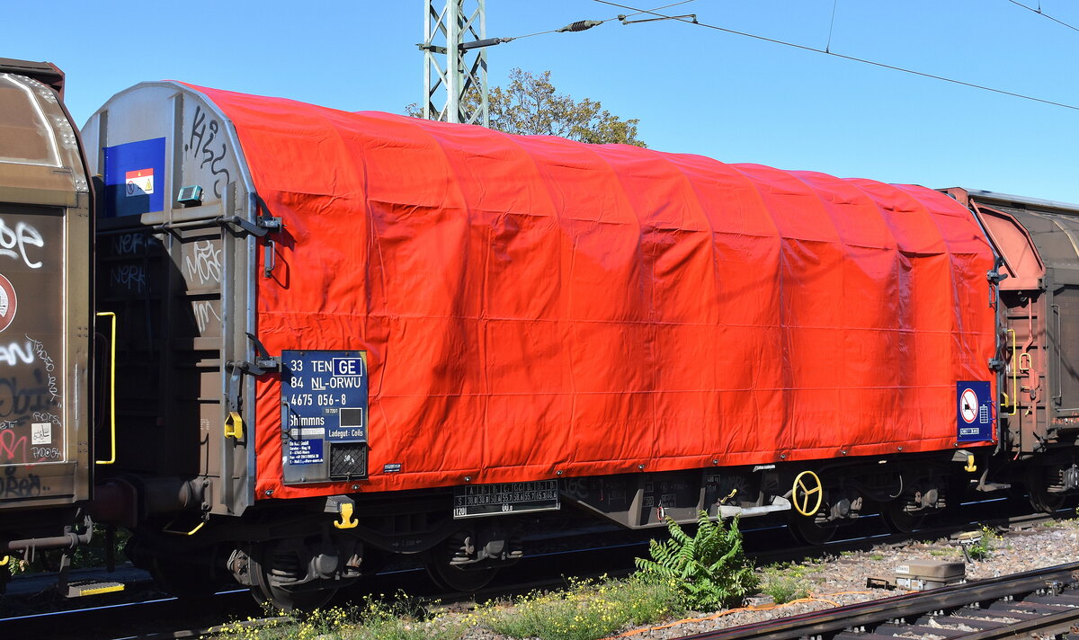 Drehgestellflachwagen mit vier Radsätzen, verschiebbarem Planenverdeck und Lademulden für Coil-/Spaltbandtransporte vom Einsteller On Rail GmbH mit niederländischer Registrierung mit der Nr. 33 TEN 84 NL-ORWU 4675 056-8 Shimmns (GE) BHF Winterswick Ladegut: Coils in einem gemischten Güterzug am 24.09.25 Höhe Bahnhof Magdeburg-Neustadt.