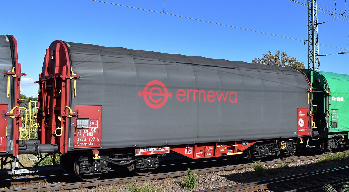 Drehgestellflachwagen mit vier Radsätzen, verschiebbarem Planenverdeck und Lademulden für Coil-/Spaltbandtransporte vom Einsteller ERMEWAS SA mit der Nr. 33 TEN 87 F-ERSA 4673 137-5 Shimmns-ttu (GE) in Coilzug einem am 23.09.25 Höhe Bahnhof Magdeburg-Neustadt.