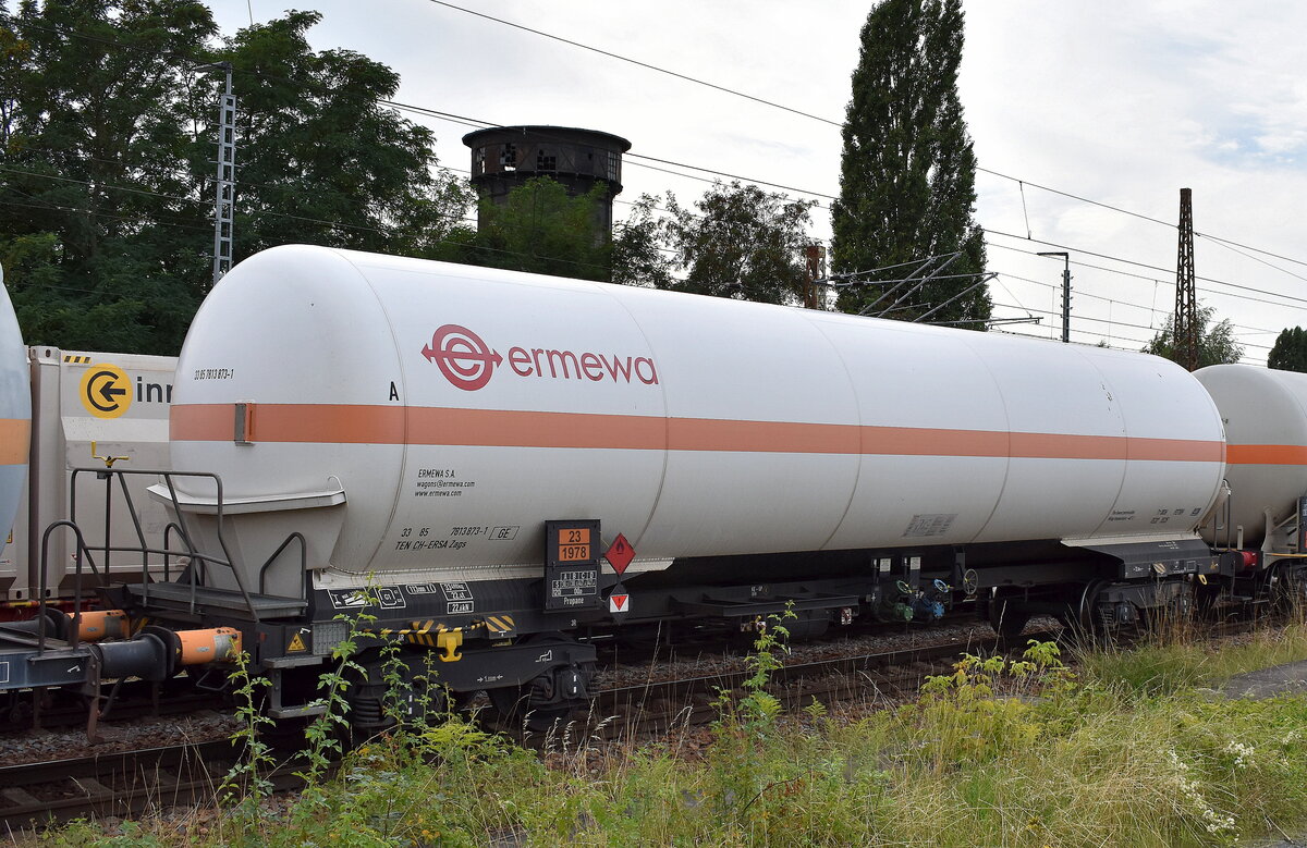 Druckgaskesselwagen vom Einsteller ERMEWA S.A. mit REgistrierung in der Schweiz mit der Nr. 33TEN 85 CH-ERSA 7813 873-1 Zags (GE) für die Befüllung mit Propangas siehe UN-Nr.: 23/1978 in einem Ganzzug am 08.08.25 Höhe Bahnhof Frankfurt/Oder.