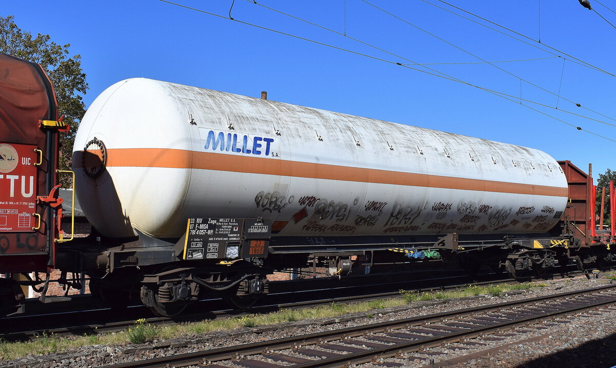 Druckgaskesselwagen vom Einsteller MILLET Rail SAS mit der der Nr. 33 RIV 87 F-MISA 781 4 057-9(P) Zags. lt- UN-Nr.: 23/1965 für Kohlenwasserstoffgas als Befüllung in einem gemischten Güterzug am 24.09.25 Höhe Bahnhof Magdeburg-Neustadt.