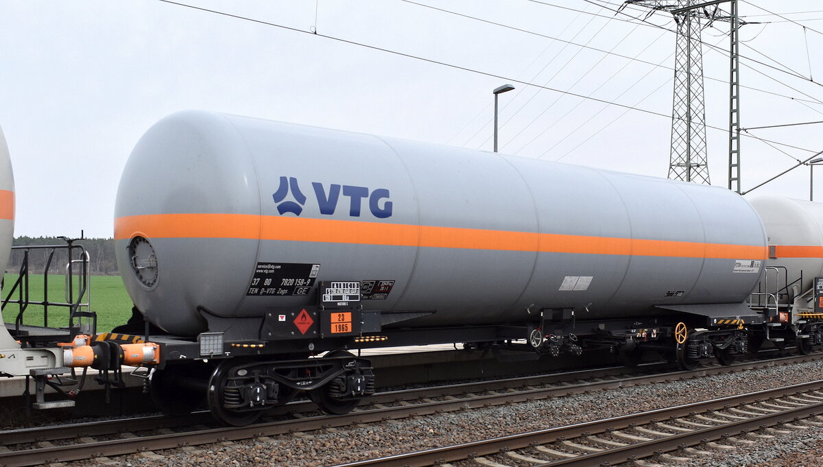 Druckgaskesselwagen vom Einsteller VTG mit der Nr. 37 TEN GE 80 D-VTG 7820 158-9 Zags lt. UN-Nr.: 23/2965 für das Ladegut Kohlenwasserstoffgas, Gemisch C in einem Ganzzug am 24.03.26 Höhe Bahnhof Rodleben.