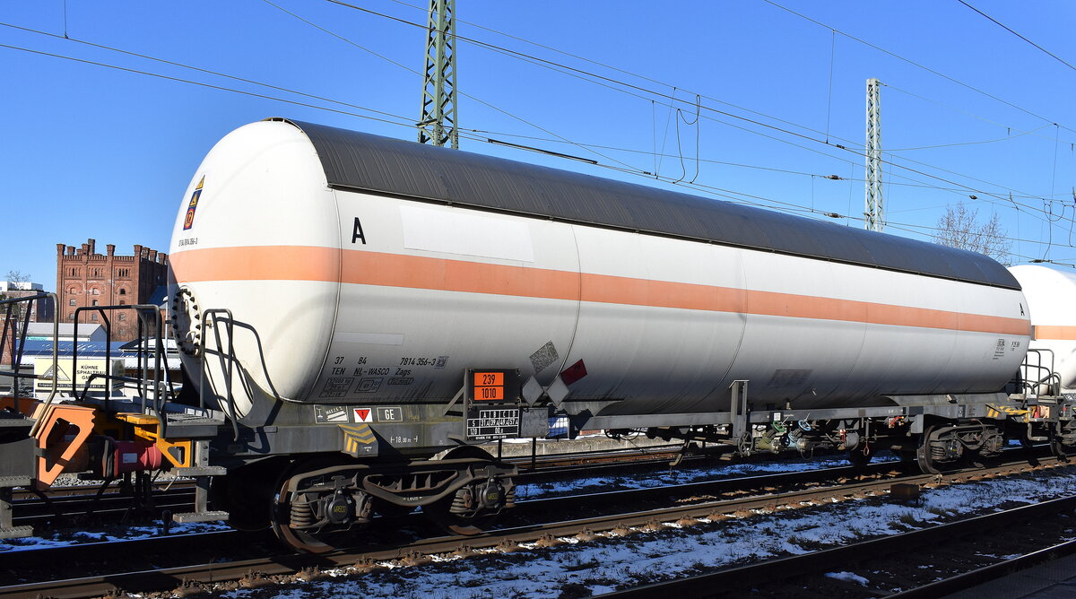 Druckgaskesselwagen mit Sonnendach vom Einsteller WASCOSA AG mit niederländischer Registrierung mit der Nr. 37 TEN 84 NL-WASCO 7814 356-3 Zags lt. UN-Nr.: 239/1010 für das Ladegut	Butadiene, stabilisiert, oder Butadiene, und Kohlenwasserstoff, Gemisch, stabilisiert, mit mehr als 20 % Butadienen in einem Ganzzug am 18.02.25 Höhe Bahnhof Magdeburg-Neustadt.