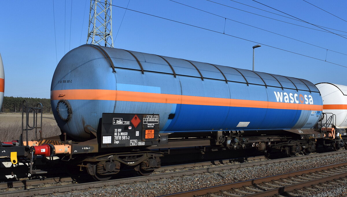 DRuckgaskesselwagen mit Sonnendach vom Einsteller WASCOSA AG mit der Nr. 33 RIV 80 D-WASCO 7818 981-2 Gags lt. UN-Nr.: 239/1010 für das Ladegut Butadiene, stabilisiert, oder Butadiene, und Kohlenwasserstoff, Gemisch, stabilisiert, mit mehr als 20 % Butadienen in einem Ganzzug am 18.03.25 Höhe Bahnhof Rodleben.