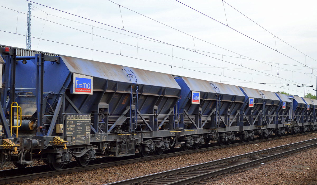 Dunkelblaue Schüttgutfördereinheit von HHPI mit der Nr. 37 TEN 80 D-HHPI 6912 002-0 Faeeprrs 912 am 16.05.17 Bf. Flughafen Beerlin-Schönefeld.