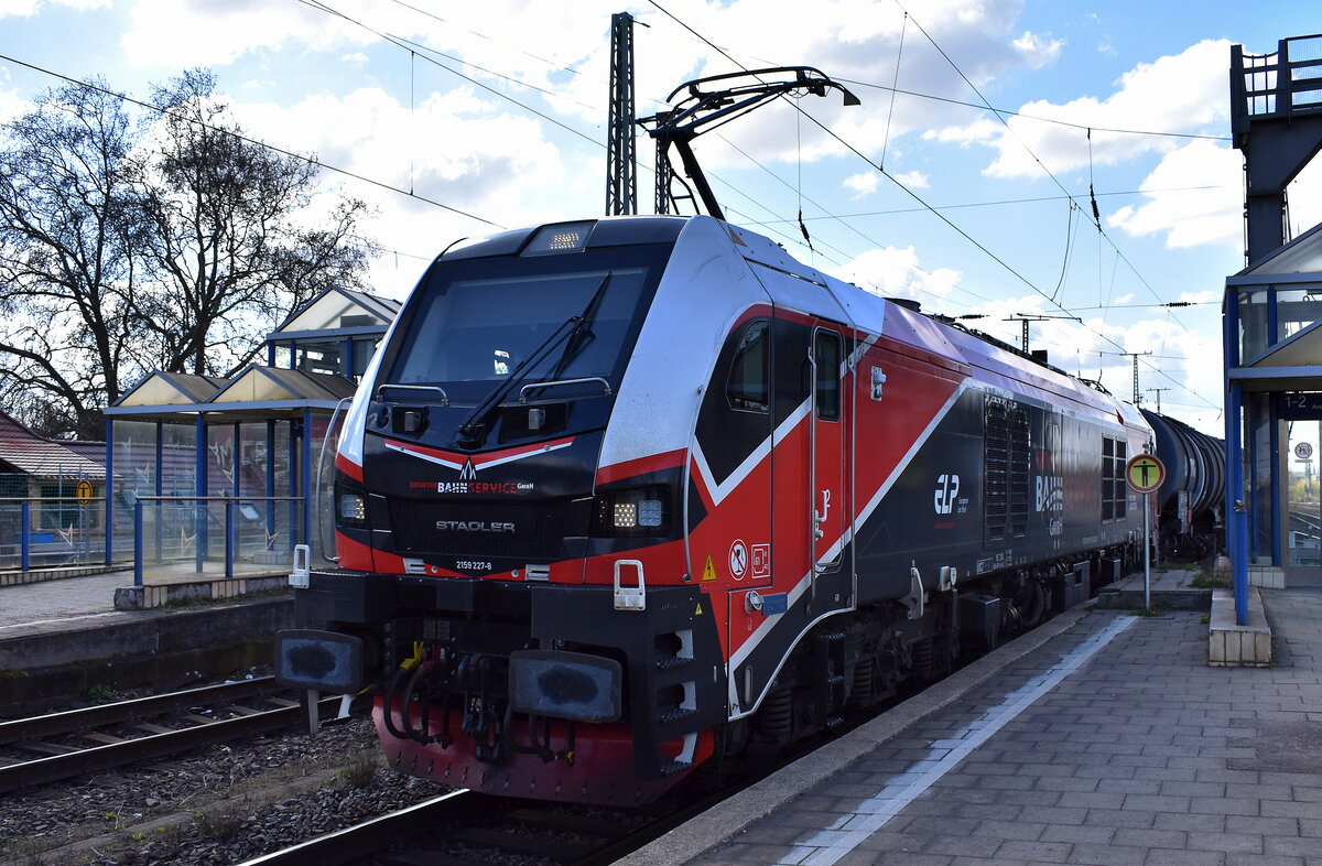 EBS Erfurter Bahnservice Gesellschaft mbH, Erfurt [D] mit der geleasten ELP Eurodual Lok  2159 227-8  [NVR-Nummer: 90 80 2159 227-8 D-ELP] und einem Kesselwagenzug (Ethanol) am 01.04.25 Durchfahrt Bahnhof Magdeburg-Neustadt.