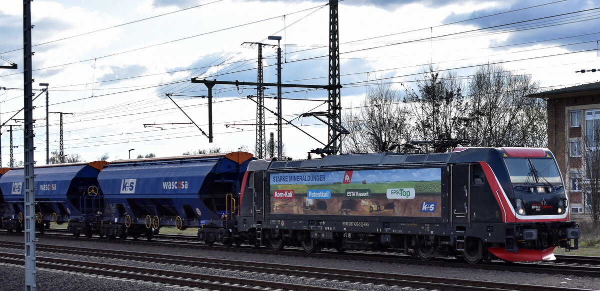 EBS - Erfurter Bahnservice GmbH, Erfurt [D] mit ihrer  187 420-5  [NVR-Nummer: 91 80 6187 420-5 D-EBS] und einem Ganzzug gedeckter Schüttgutwagen am 01.04.25 Höhe Magdeburg Hbf.