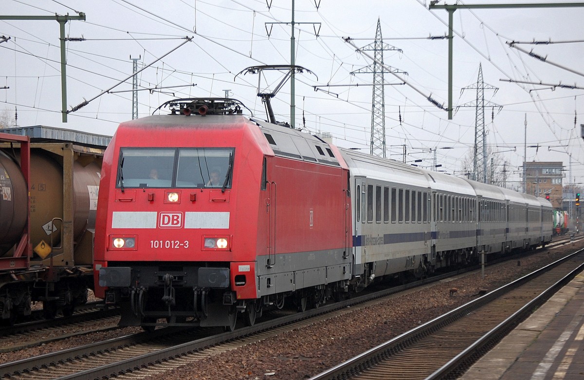 EC ? mit 101 012-3 mit Berlin-Warschau-Express Wagengarnitur am 21.11.13 Durchfahrt Bhf. Flughafen Berlin-Sch�nefeld.