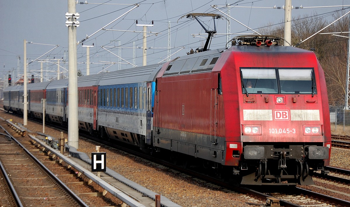 EC 379 mit 101 045-3 am 26.02.14 Richtung Bhf. Berlin-Gesundbrunnen in Berlin-Blankenburg.