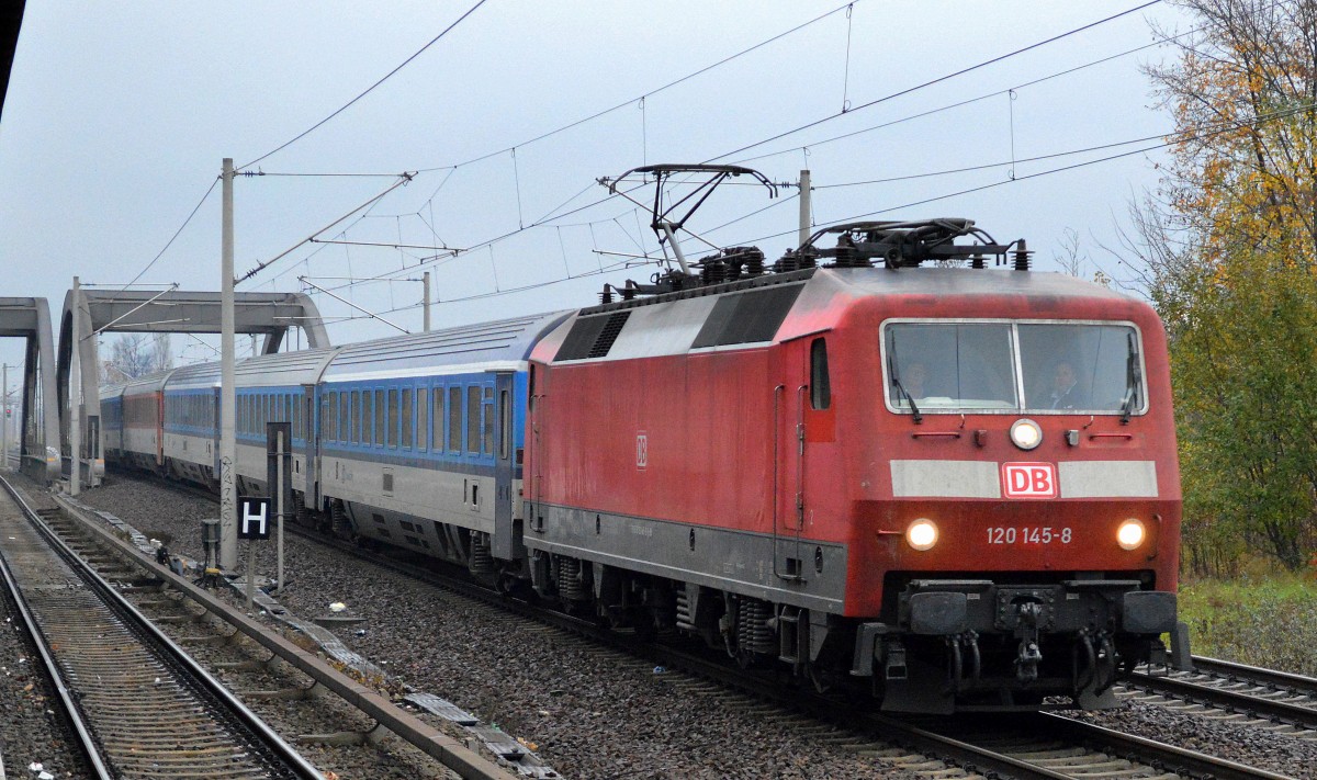 EC 379 nach Prag diesmal mit 120 145-8 am 19.11.14 Berlin-Pankow Richtung Bhf. Berlin-Gesundbrunnen.
