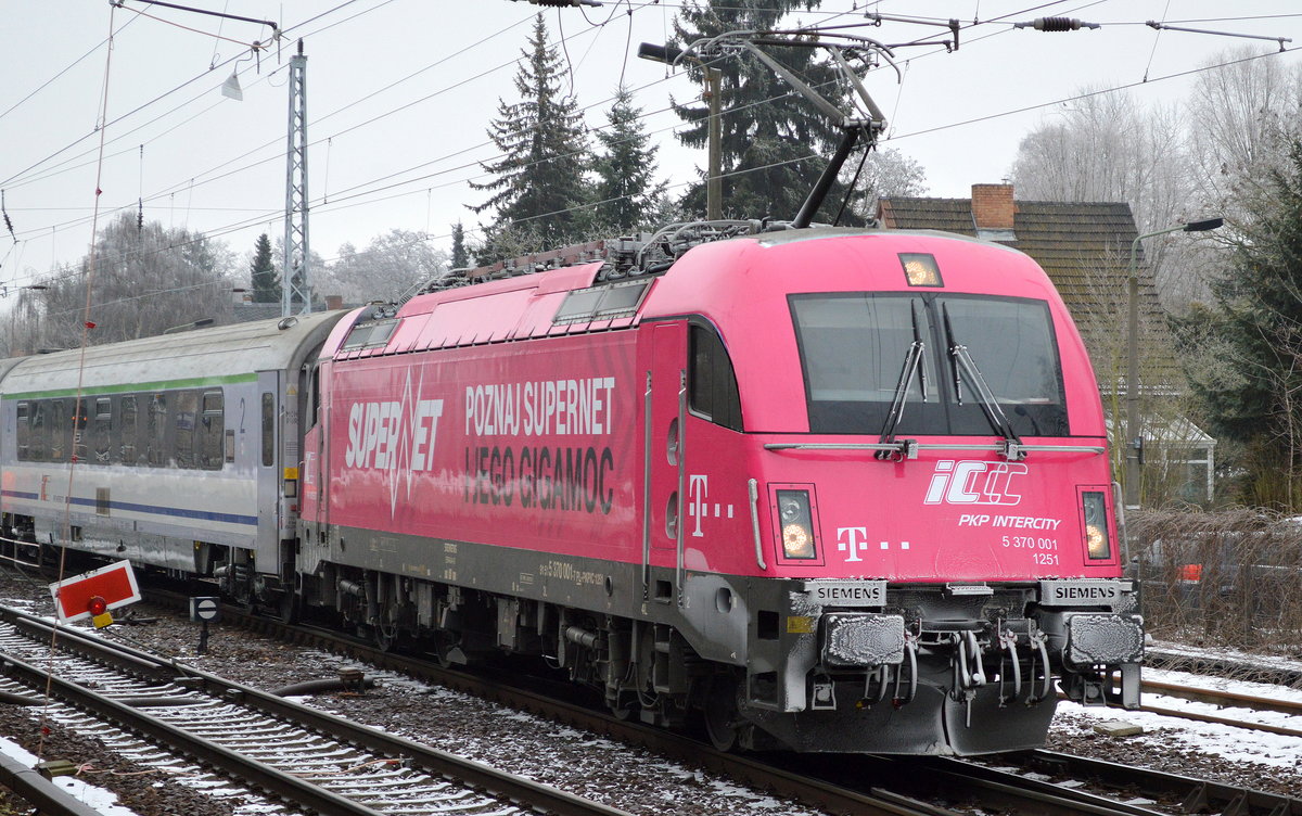 EC aus Warschau mit der PKPIC 5 370 001, die nun auch eine neue Werbefolie trägt am 18.01.17 Berlin-Hirschgarten.