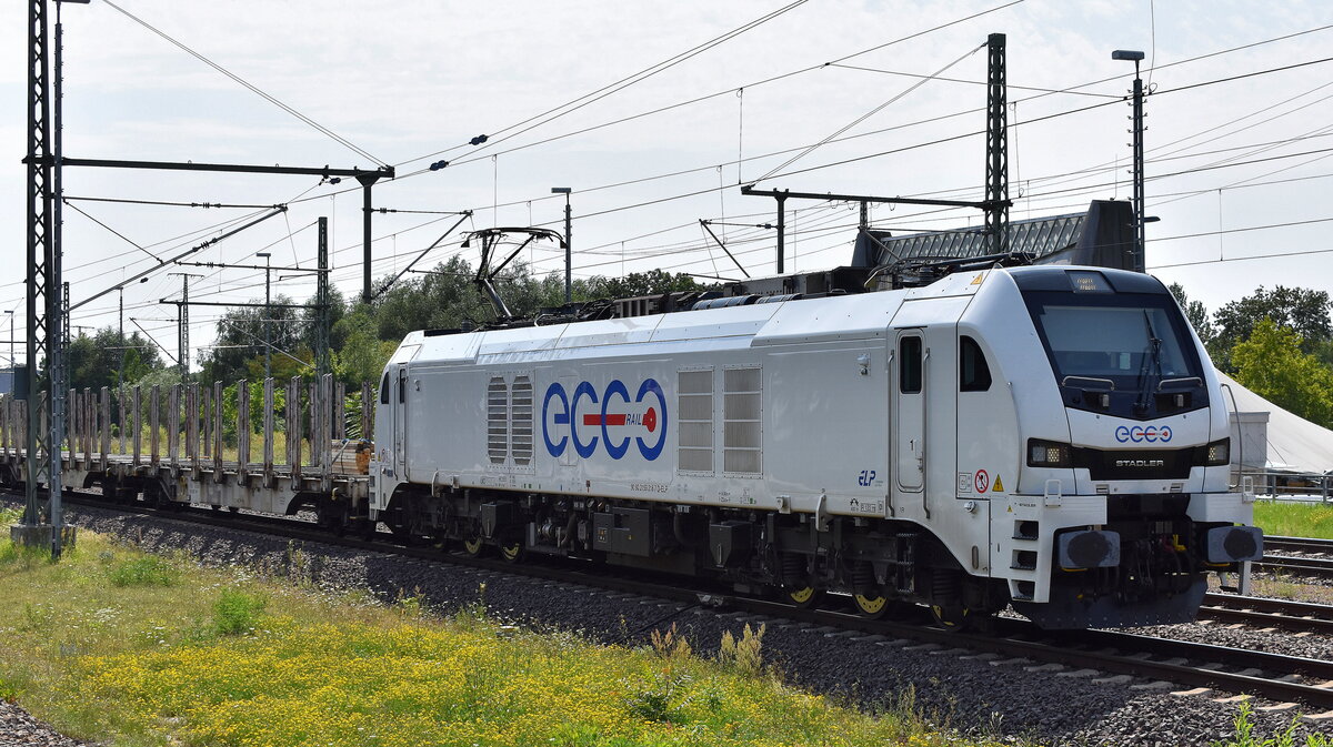 ecco-rail GmbH, Wien [A] mit der geleasten ELP Eurodual Lok  2159 218-7  [NVR-Nummer: 90 80 2159 218-7 D-ELP] und einem Ganzzug Drehgestell-Rungenwagen (leer) am 09.08.25 Höhe Bahnhof Magdeburg Hbf.