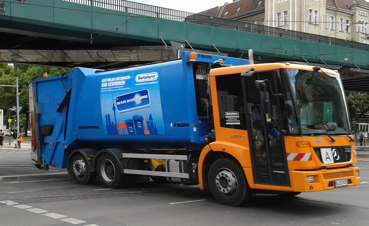 Echter Handy Schnappschuss, MB ECONIC 2633 Müllentsorgungsfahrzeug mit FAUN Müllpresse der Fa. Bartscherer am 16.06.14 Berlin-Pankow.