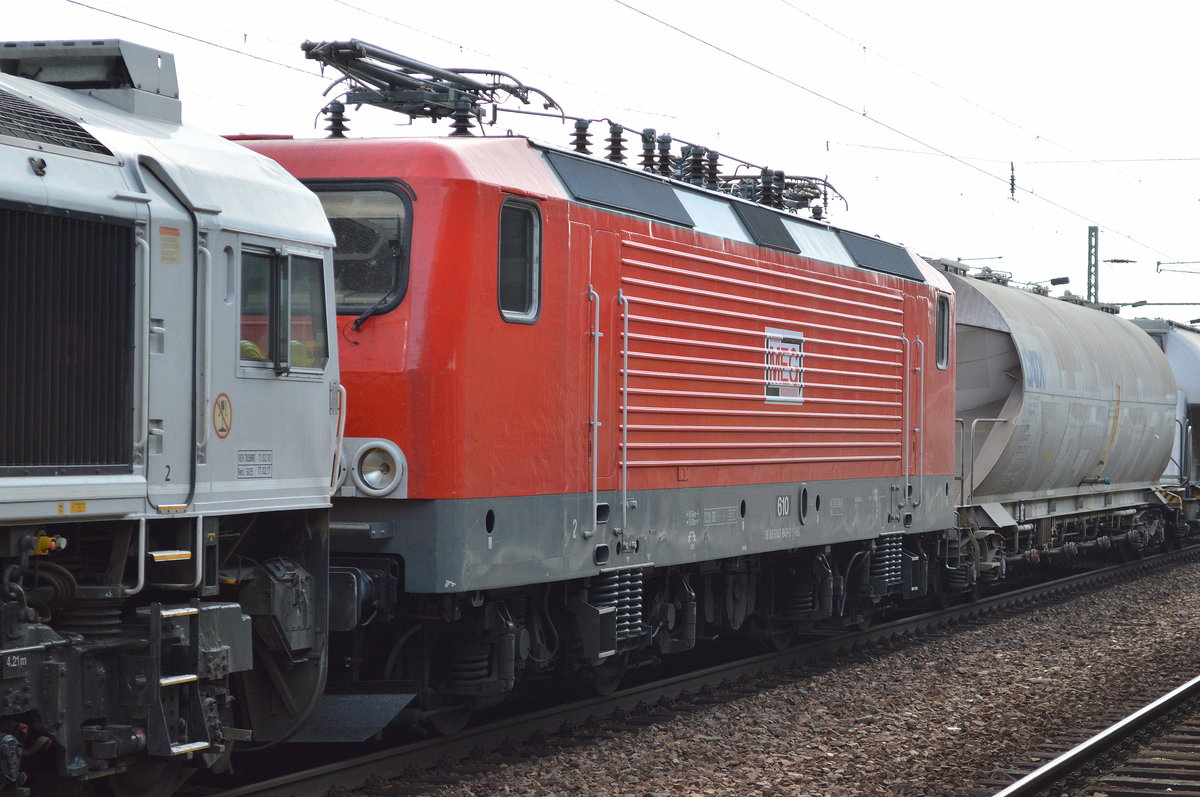 ECR/MEG 266 442-3 mit der MEG 610(143 848-0) und Zemenstaubzug(leer) am Haken am 16.09.16 Bf. Flughafen Berlin-Schönefeld.