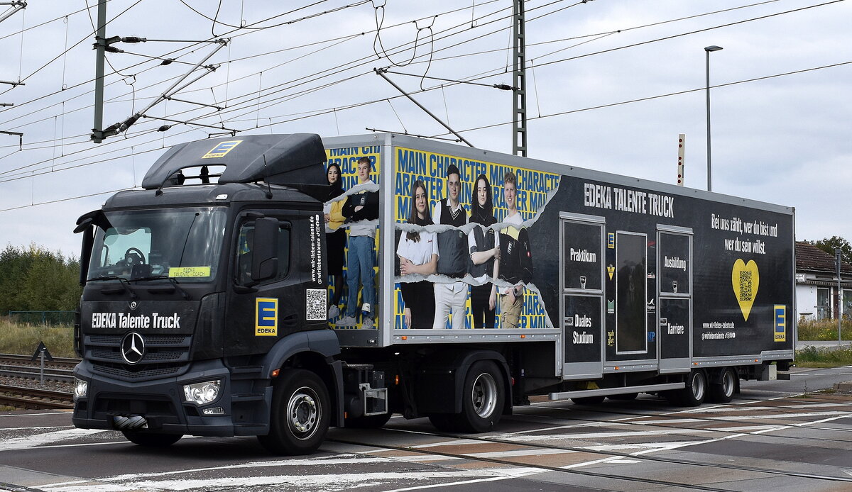 EDEKA mit einem Sattelzug mit MB Zugmaschine in eigener Sache vom (Talente-Coach) wo man mobil vor Ort sich informieren kann über Ausbildungsplätze/Praktika im Aufleger am 01.10.25 Höhe Bahnübergang Rodleben.