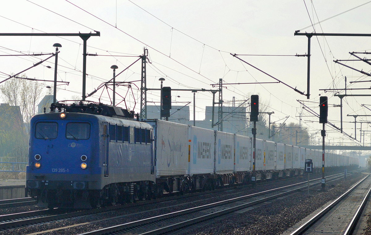 EGP 139 285-1 mit einem Containerzug (Kühlcontainer)am 11.11.16 Durchfahrt Bf. Flughafen Berlin-Schönefeld. 