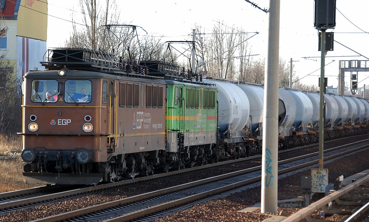 EGP 142 042-1 + 142 103-1 mit Zementstaubzug Richtung Leuna-Werke am 07.01.14 Berlin-Pankow.