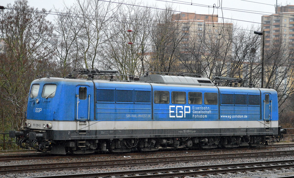 EGP 151 039-5 abgestellt am 23.02.17 Berlin Greifswalder Str., erstaunlicherweise hat die schöne blaue Farbe inzwischen doch schon ganz schön gelitten. 