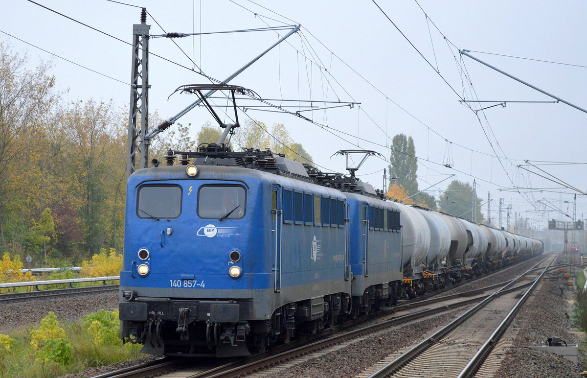 EGP Doppeltraktion 140 857-4 + 140 824-4 mit einem Zementzug aus Deuna in Berlin Greifswalder Str. am 18.10.16 Berlin-Hohenschönhausen.