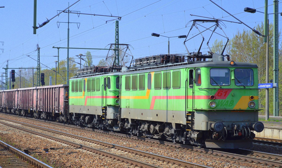 EGP Doppeltraktion 142 118-9 + 142 133-8 mit Ganzzug offener Güterwagen bei der Durchfahrt Bhf. Flughafen Berlin-Schönefeld, 24.04.15