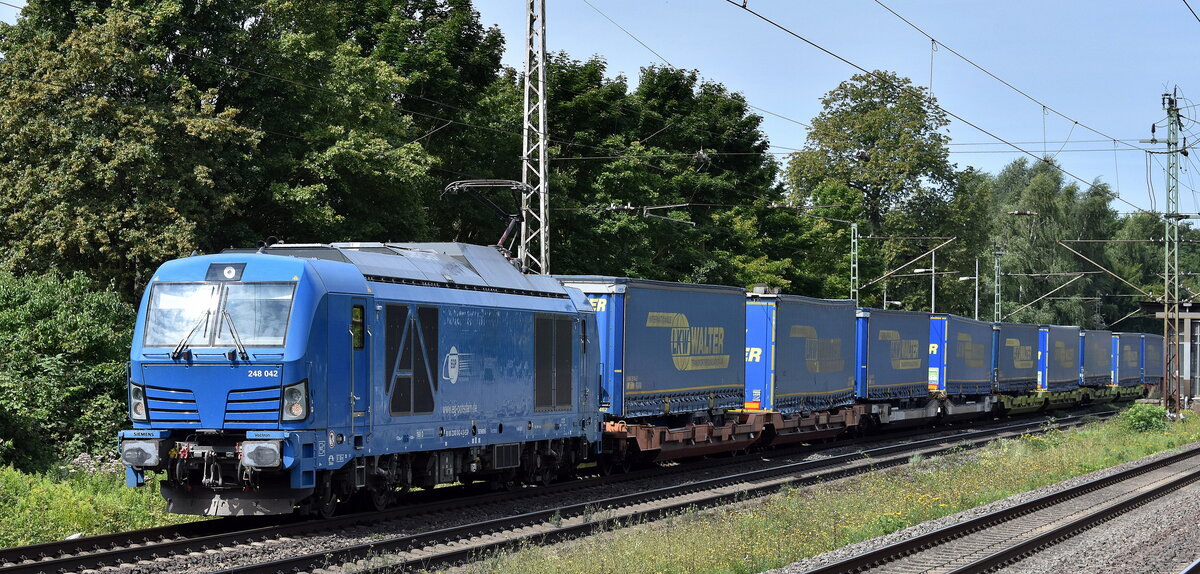 EGP - Eisenbahngesellschaft Potsdam mbH, Wittenberge [D] mit ihrer Vectron Dual Lok  248 042  [NVR-Nummer: 90 80 2248 042-4 D-EGP] und einem KLV-Zug am 07.08.25 Höhe S-Bahnhof Dedensen/​Gümmer.