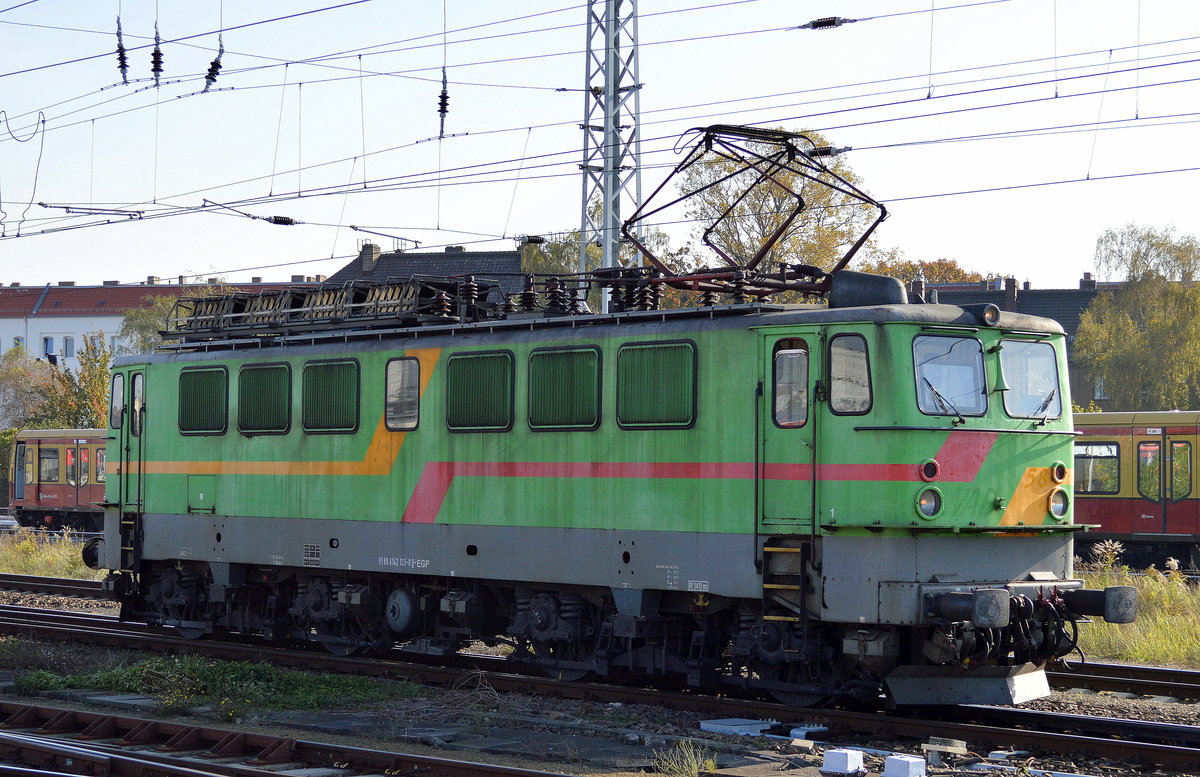 EGP mit 142 133-8 bei der Durchfahrt Bf. Berlin-Lichtenberg am 17.10.17